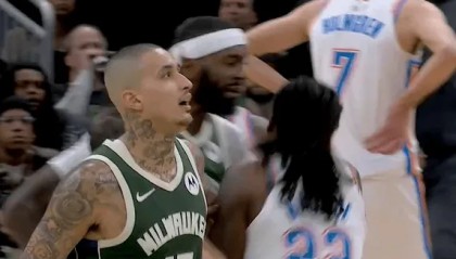 yl7703永利-波蒂斯肘倒华莱士随后华莱士还击波蒂斯，裁判各打五十大板